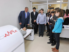 Начальник Медико-санитарной части Игорь Герелишин демонстрирует работу магнитотерапевтического аппарата