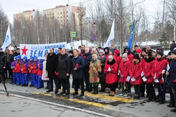 На митинге возле Вечного огня собралось порядка ста надымчан