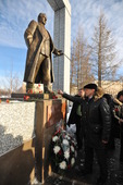 Возложение цветов к памятнику Валерия Ремизова