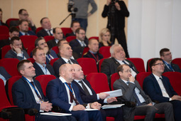 Генеральный директор «Газпром добыча Надым» Дмитрий Щёголев (первый слева) с коллегами на Ямальском нефтегазовом форуме