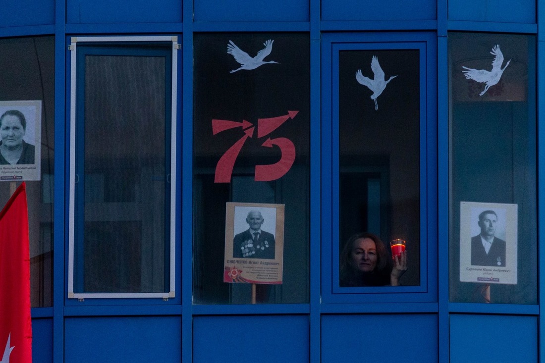 Во время всероссийской акции «Фонарики Победы» газовики подсветили окна своих домов свечами в память о тех, кто воевал за Победу