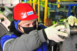 Машинист технологических компрессоров Сергей Бадула проводит обслуживание оборудования на газовом промысле Ямсовейского месторождения