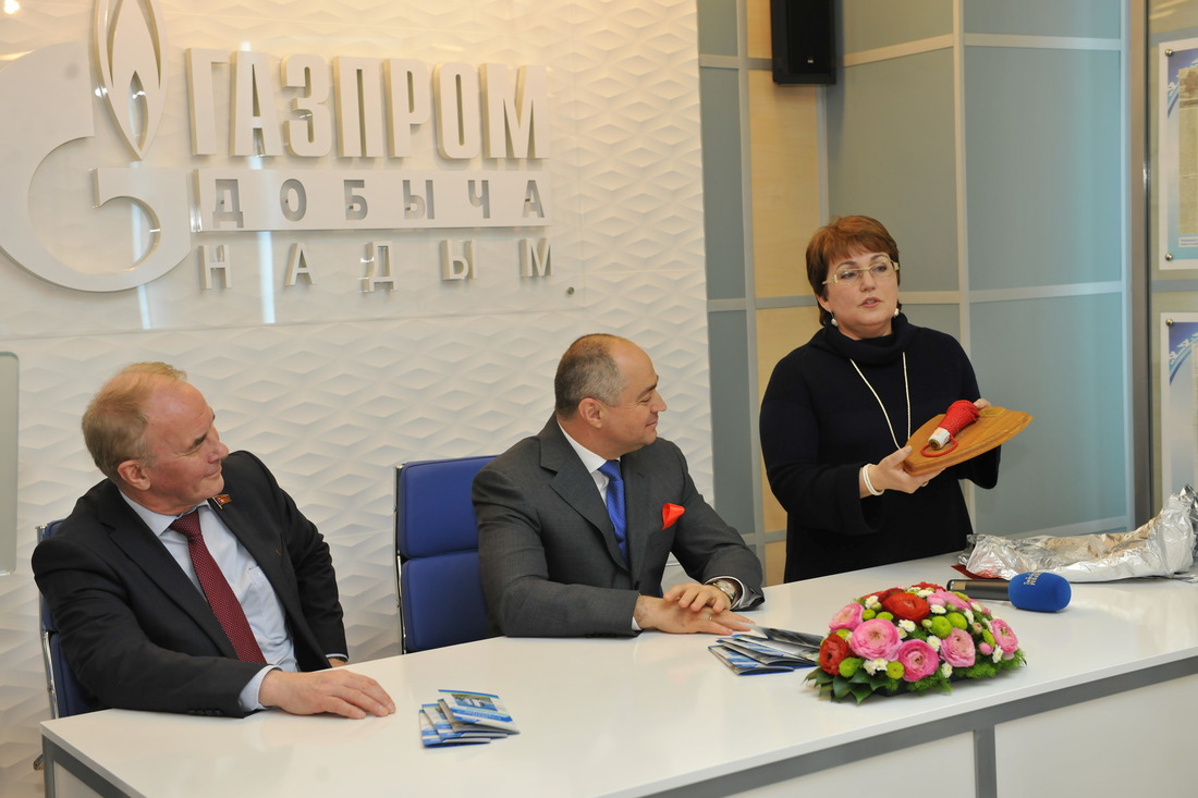 Татьяна Стрижова передает памятный экспонат музею