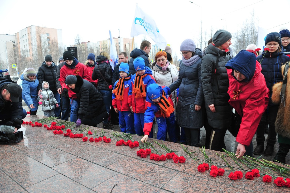 Возложение цветов к Вечному огню