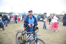 Виктор Шелепаев — начальник цеха из поселка Пангоды — приехал на фестиваль на велосипеде. Ни много ни мало — 130 километров. Герой! Обратно, говорит, на автобусе.
