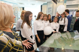 Зачисленные в Газпром-класс в 2018 году ученики на экскурсии в Центре корпоративной культуры ООО «Газпром добыча Надым»