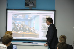 Лектор отвечает на вопросы учащихся Газпром-класса п. Пангоды в режиме реального времени