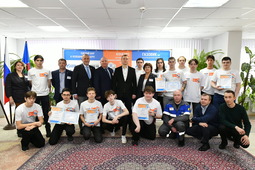 Представители «Газпром добыча Надым» и Надымского профессионального колледжа с участниками конкурса