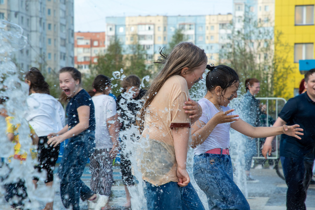 Появлению пешеходного фонтана больше всех радовались юные надымчане