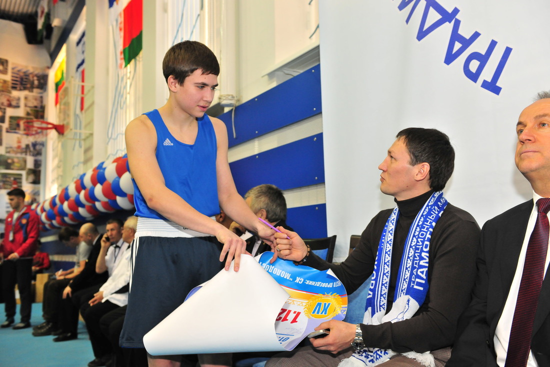Двукратный олимпийский чемпион Олег Саитов дает автограф юному спортсмену