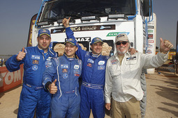 Экипаж газового КАМАЗа с руководителем гонки Жан-Луи Шлессер