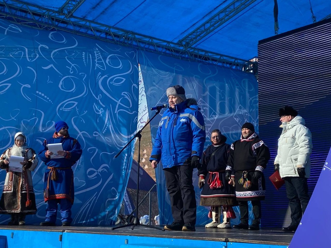 Заместитель генерального директора по ремонту и капитальному строительству «Газпром добыча Надым» Вячеслав Ким приветствует участников соревнований