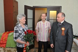 Сергей Меньшиков поздравляет ветерана ВОВ Якушенкова Александра Сергеевича с супругой
