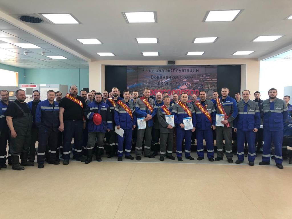 Участники почетной вахты на газовом промысле № 2 Бованенковского месторождения