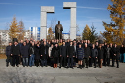 Участники митинга, посвященного дню рождения Валерия Ремизова