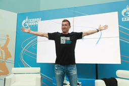 Олимпийскому чемпиону по лыжным гонкам Александру Легкову подарили футболку с брендом компании «Приличные люди»
