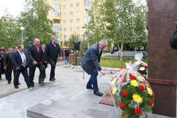 Надымчане возлагают цветы к памятнику Владислава Стрижова
