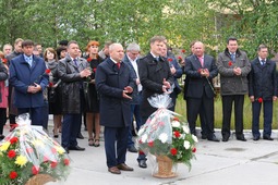 Заместитель генерального директора по производству Виктор Моисеев и председатель "Газпром добыча Надым профсоюз" Дмитрий Небесный перед церемонией возложения цветов