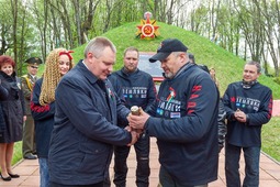 Момент передачи капсулы с землёй из Надымского района (место, где провёл детские годы Герой Советского Союза Анатолий Зверев) в г.п. Бешенковичи