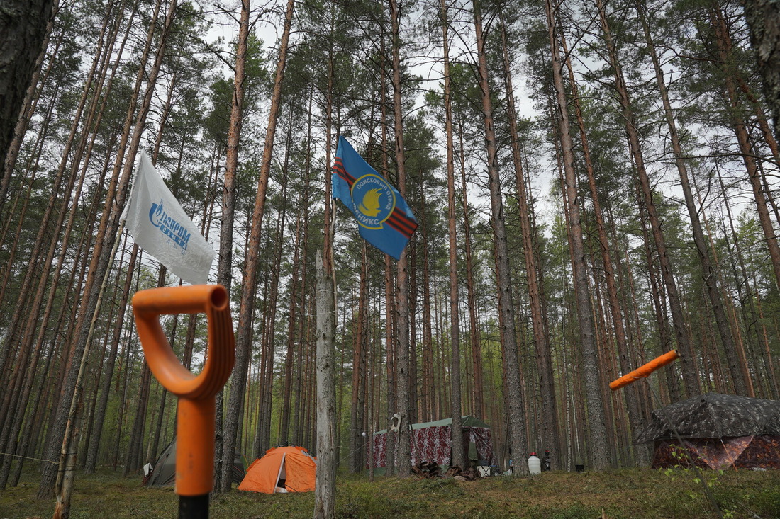 В каждом базовом лагере гордо развеваются флаги «Газпром добыча Надым» и поискового отряда «Феникс»