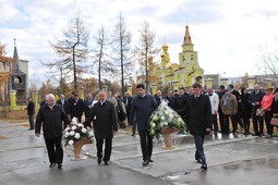 Возложение цветов к памятнику Валерия Владимировича Ремизова