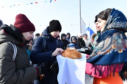 Конкурсанты встречали гостей праздника с хлебом-солью