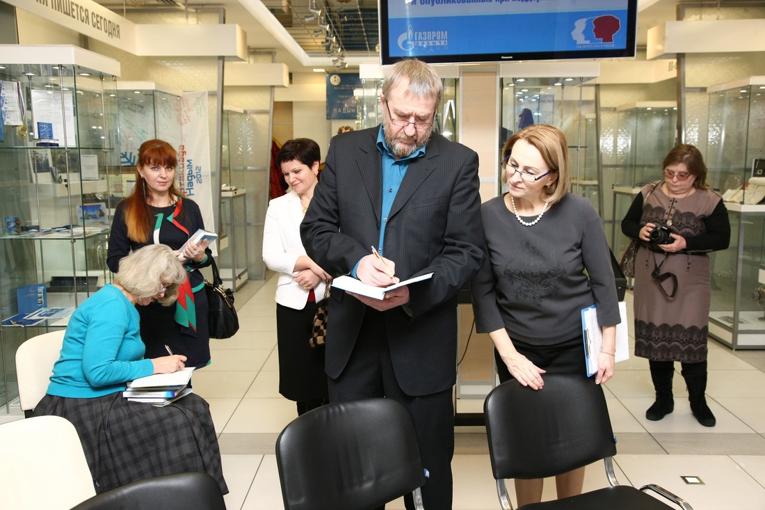 Надежда Гриценко и Вадим Гриценко подписывают свою книгу, изданную при поддержке ООО «Газпром добыча Надым»