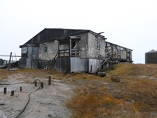 Здание электростанции в бывшем вахтовом посёлке Карской нефтегазоразведочной экспедиции
