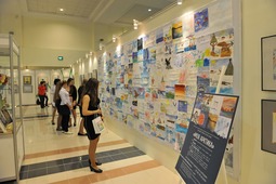 Посетители выставки рисунков и поделок «Сделай мир чище»