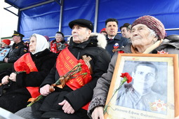 Ветераны Великой Отечественной войны принимают праздничный парад-шествие