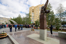 Возложение цветов к памятнику Владиславу Стрижову