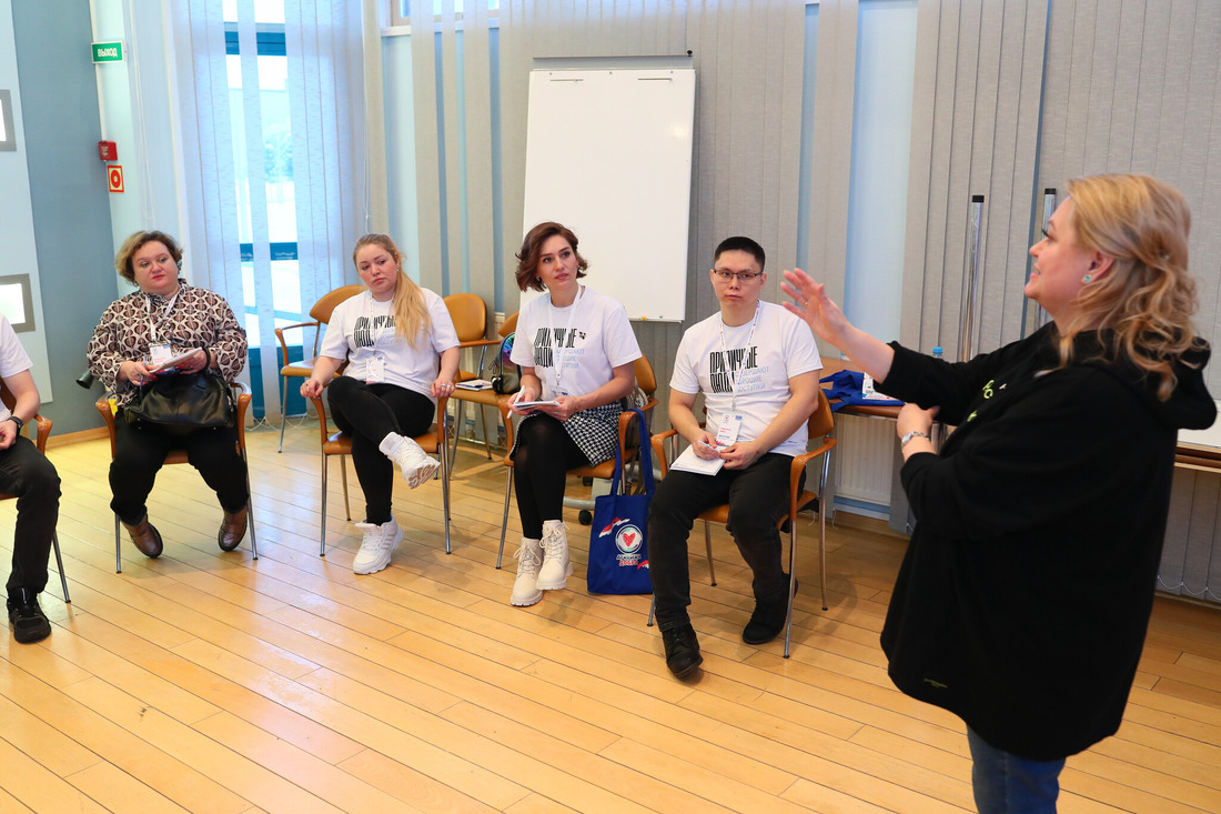 На площадке «Социальное проектирование» участники слушали эксперта Всероссийского конкурса молодёжных проектов Викторию Светопольскую