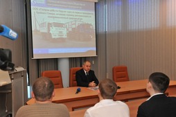 Сергей Меньшиков рассказывает школьникам о мероприятиях по переоборудованию автомобилей на газомоторное топливо