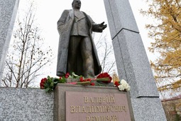 Памятник второму генеральному директору ПО «Надымгазпром» Валерию Ремизову