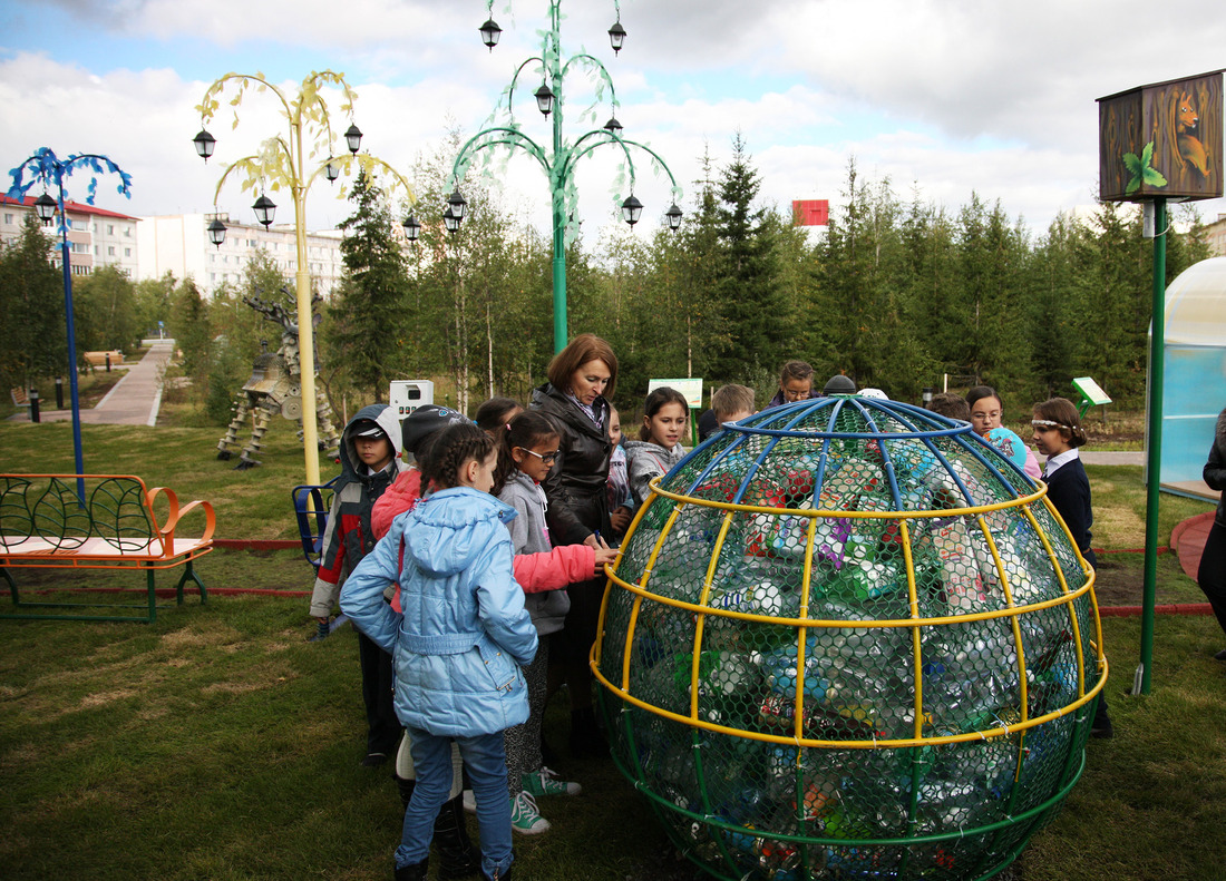 С помощью арт-объекта «Зеленый шар» школьники узнали о времени разложения различных видов мусора.