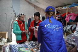Волонтёры акции «От чистого сердца из Арктики» распределяют гуманитарную помощь