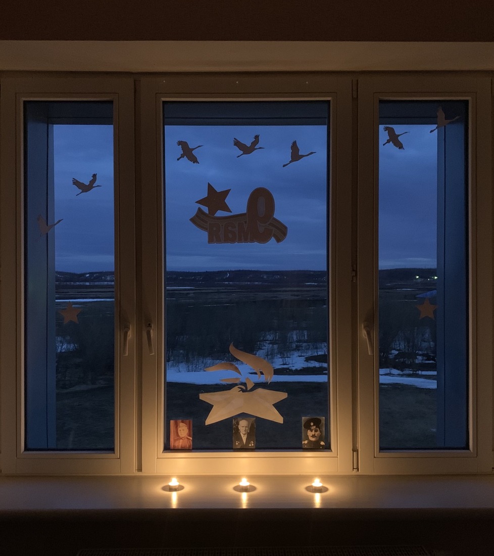 Во время всероссийской акции «Фонарики Победы» газовики подсветили окна своих домов свечами в память о тех, кто воевал за Победу