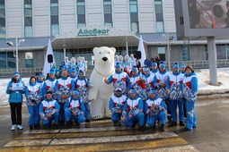 Команда ОАО "Севернефтегазпром" с символом надымской Спартакиады — белым медведем