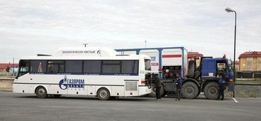 Заправка автобуса, работающего на газомоторном топливе.