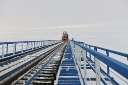 Мост через реку Юрибей железнодорожной ветки Обская — Бованенково признан самым длинным в мире мостом, расположенным за полярным кругом