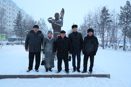 Ветераны «Газпром добыча Надым» возле памятника первому руководителю предприятия Владиславу Стрижову