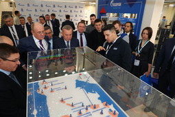 Генеральный директор «Газпром добыча Надым» Игорь Мельников презентовал гостям потенциал ресурсной базы Ямала при помощи интерактивного макета