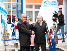 С.Н. Меньшиков вручает символический ключ от детского сада главе Надымского района
