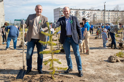 Сотрудники «Газпром добыча Надым» высадили деревья в сквере имени Юрия Топчева