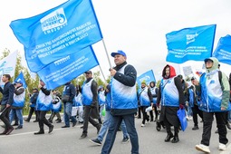 В праздничной колонне газовики в первых рядах