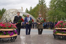 Возложение цветов к памятнику Владиславу Стрижову