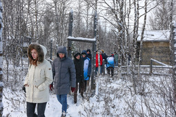 Участники научно-практической конференции на экскурсии в одном из лагерных пунктов «сталинской» стройки № 501