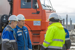 Генеральный директор ООО «Газпром добыча Надым» Игорь Мельников (второй слева) обсуждает с подрядчиками ход строительства объектов на Харасавэе