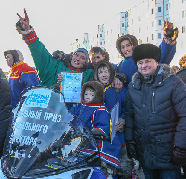 Ключи от нового снегохода победитель гонок на оленьих упряжках Яков Вануйто получил лично от генерального директора ООО «Газпром добыча Надым» Сергея Меньшикова