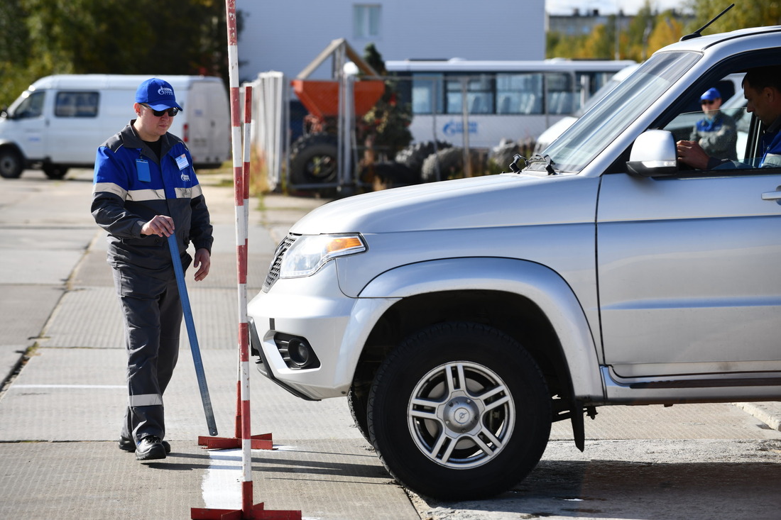 Выполнение задания «Парковка» на конкурсе профессионального мастерства среди водителей